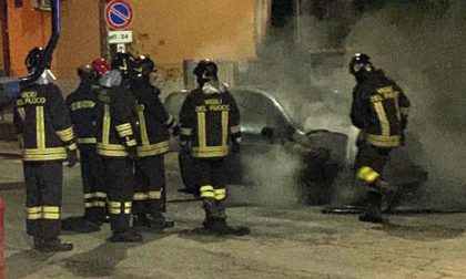 Auto a fuoco nella notte a Santhià