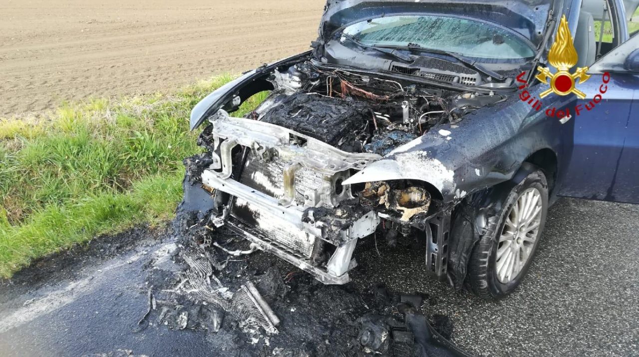Attimi di paura a Rovasenda per un’auto in fiamme