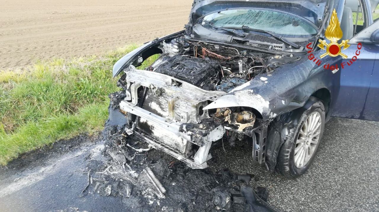Auto in fiamme tra Tronzano Vercellese e Cigliano