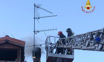 Brucia un camino: Vigili del Fuoco in azione a Santhià