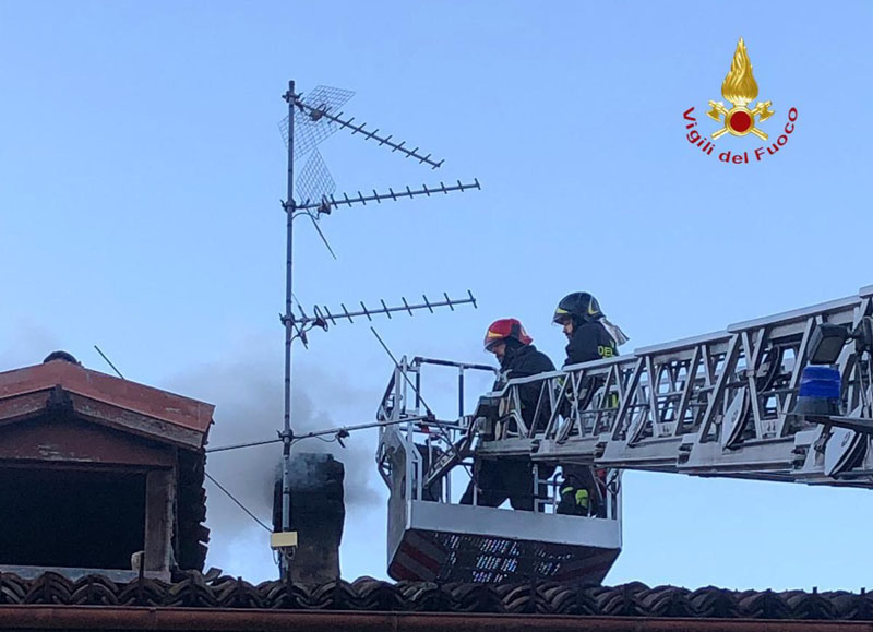 Brucia un camino: Vigili del Fuoco in azione a Santhià