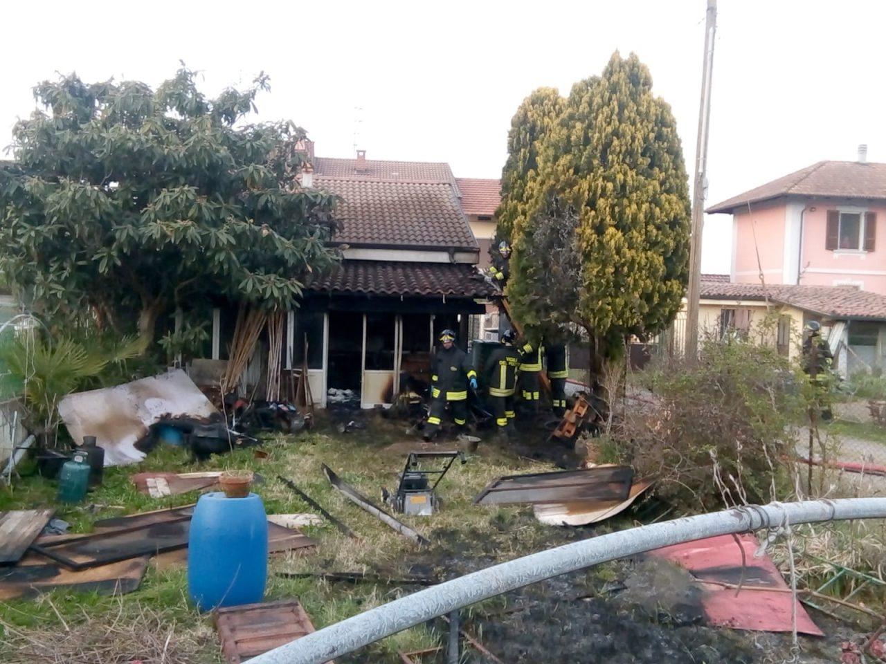 Brucia sterpaglie e da’ fuoco alla tettoia