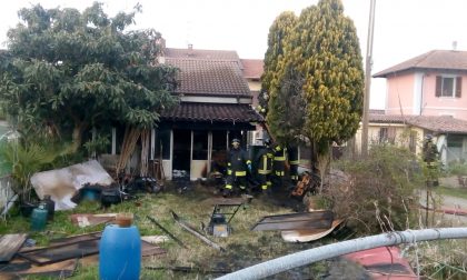 Brucia sterpaglie e da' fuoco alla tettoia