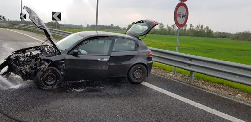 Si schianta contro il guard rail sull’A4
