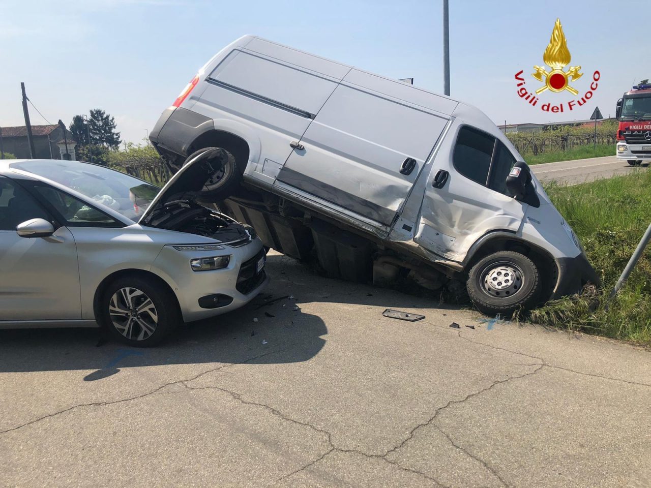 Scontro auto-furgone: in due all’ospedale