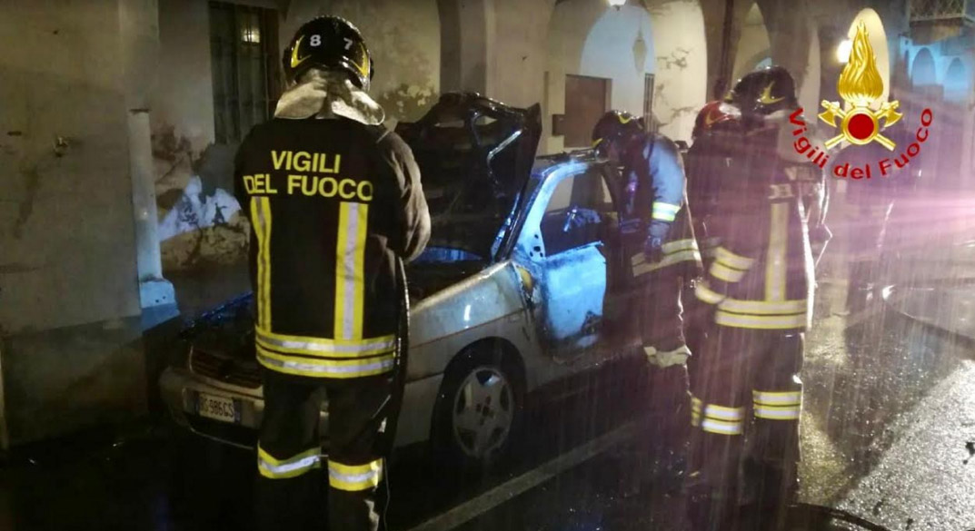 Auto in fiamme