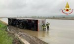 Camion si ribalta in risaia: autista ferito