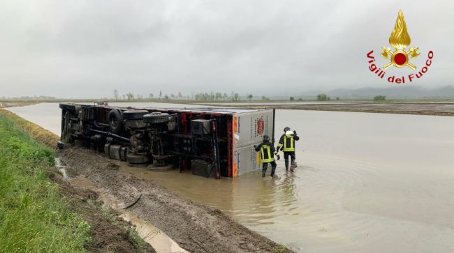 Camion si ribalta in risaia: autista ferito