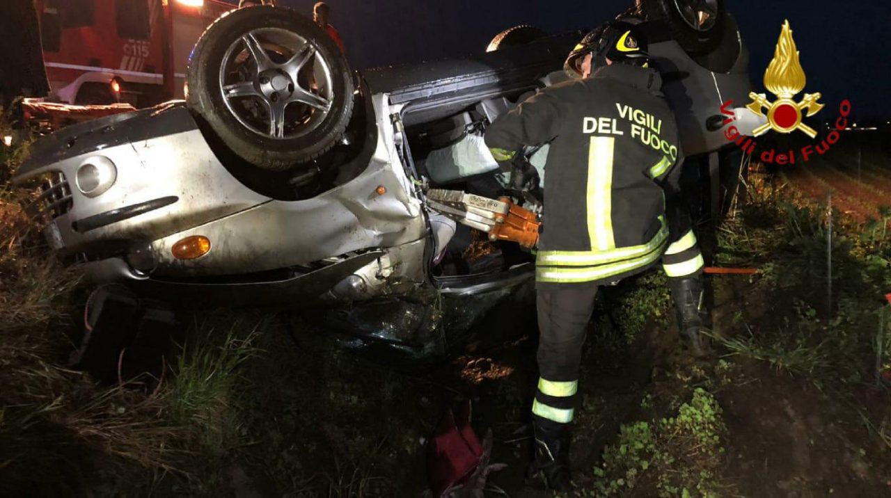 Auto capottata ferito estratto dalle lamiere