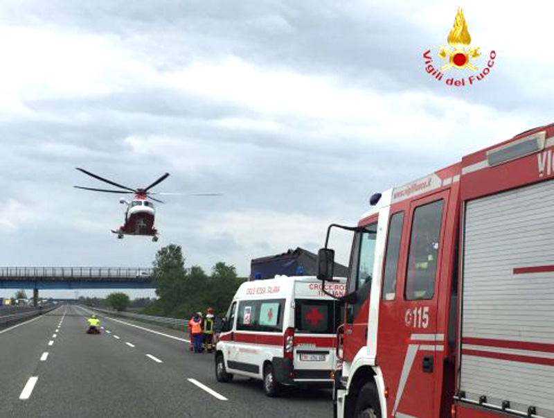 Schianto fra tir in autostrada un ferito grave