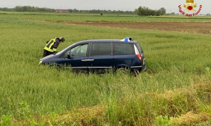 Vettura finisce nel campo sulla Sp11