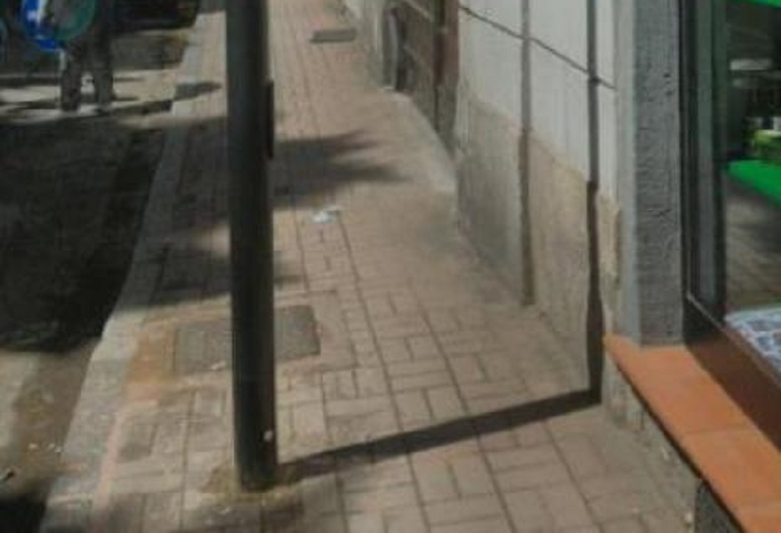 Pali della luce troppo vicini ai muri: polemica sulla nuova illuminazione
