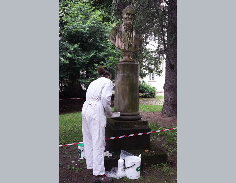 Busti del giardino comunale in fase di restauro