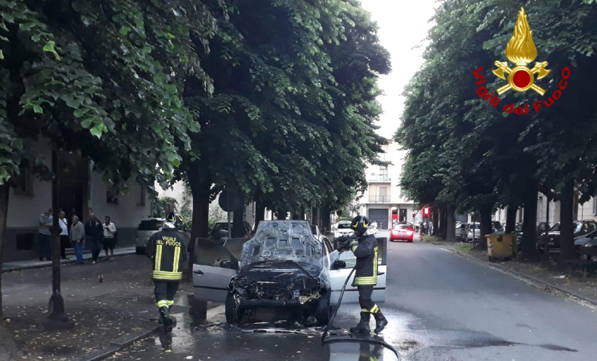 Paura in corso Marconi: auto va a fuoco