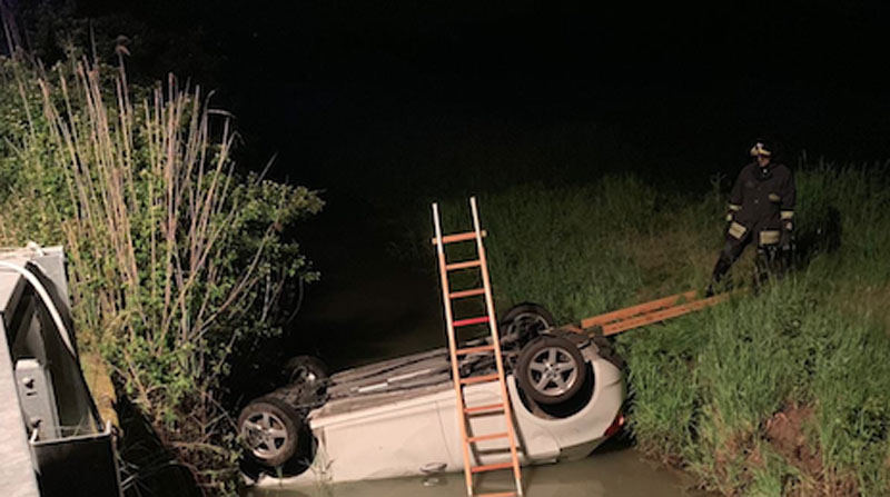 Auto capottata nel canale sulla Trossi a Villarboit