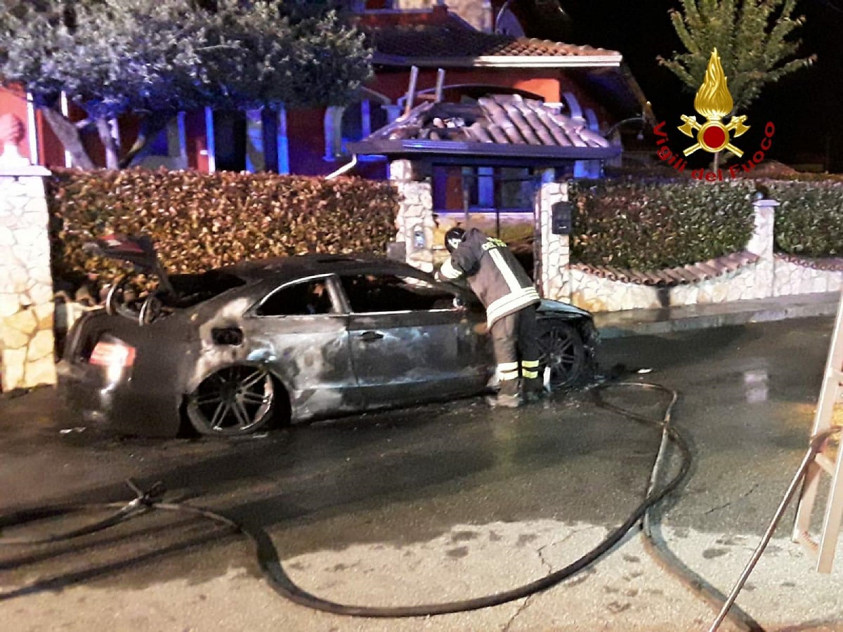 Auto incendiata nella notte a Gattinara