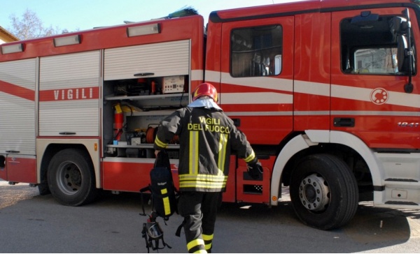 Muore per salvare il cane caduto nel canale
