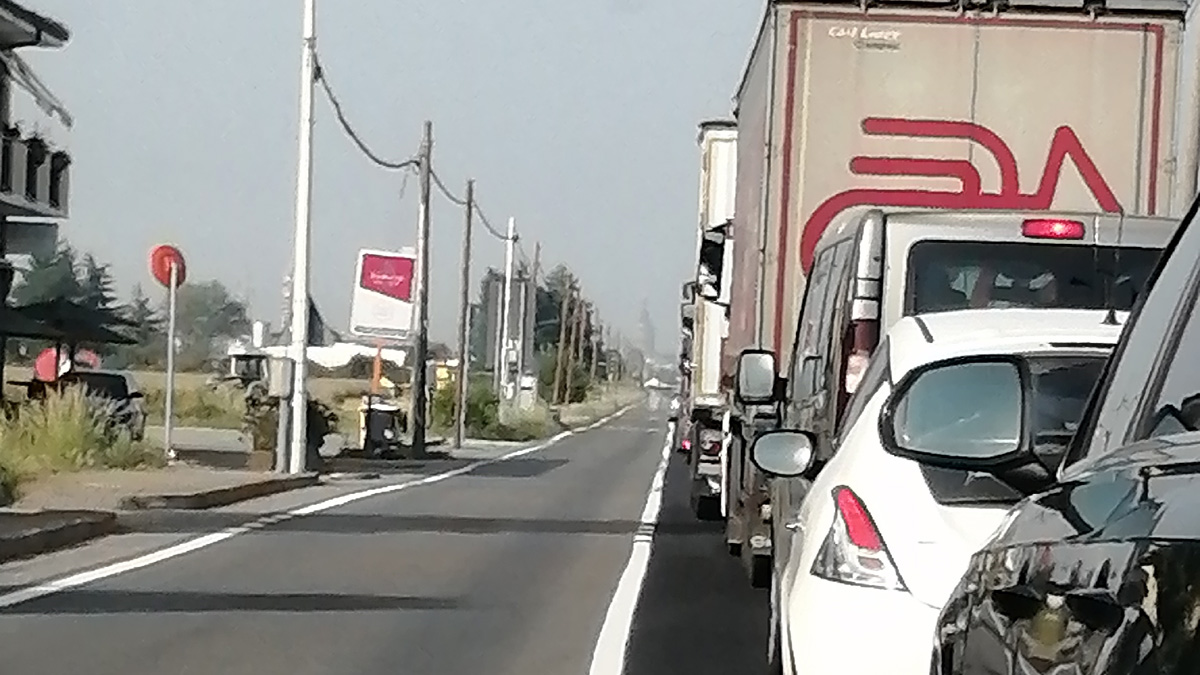 Fuoristrada contro guard rail: Provinciale bloccata da Novara verso Vercelli