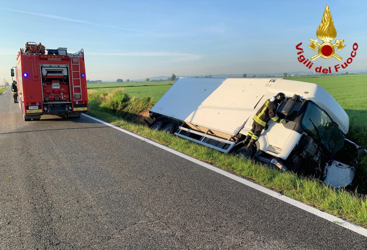 Camion finisce fuori strada e cade nel fossato