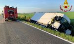 Camion finisce fuori strada e cade nel fossato