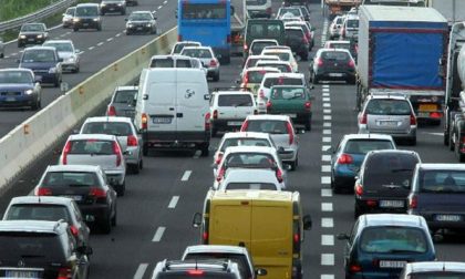 Rallentamenti in autostrada fra neve e mezzi in panne