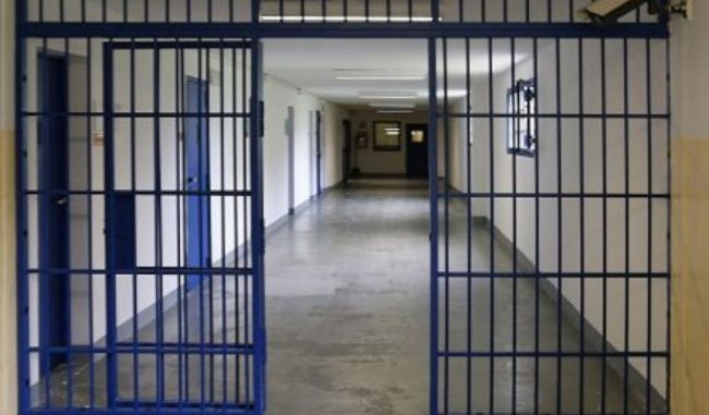 Aggressione a poliziotto carcerario picchiato con plafoniera divelta