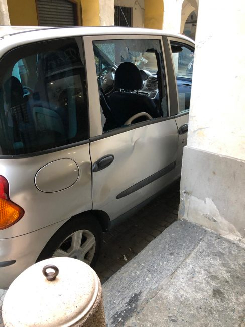 Crescentino: schiacciato contro un muro da un’auto