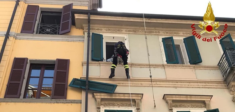 Persiana pericolante rimossa dai Vigili del Fuoco