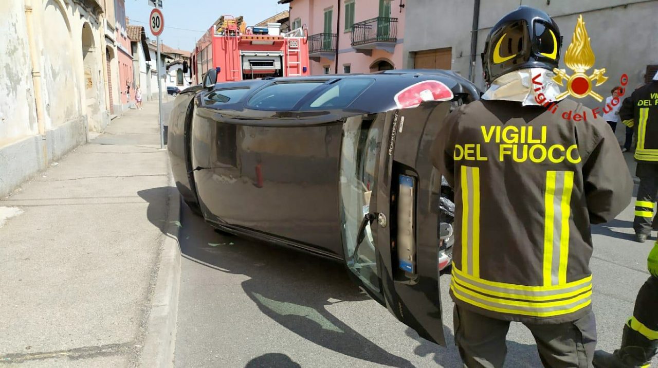 Livorno Ferraris: schianto tra due auto
