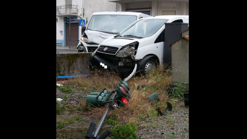 Scontro tra furgoni panettieri: giù il semaforo