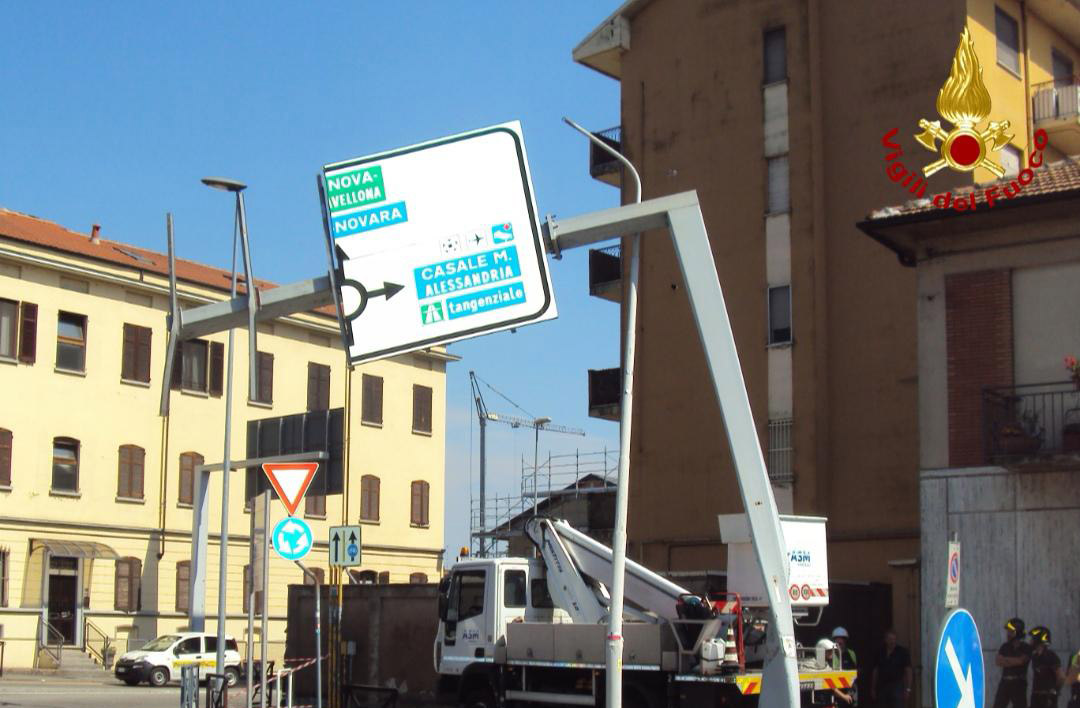 Struttura segnaletica pericolante: intervengono i Vigili del Fuoco