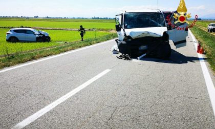 Scontro a Tronzano: feriti e lubrificante in risaia