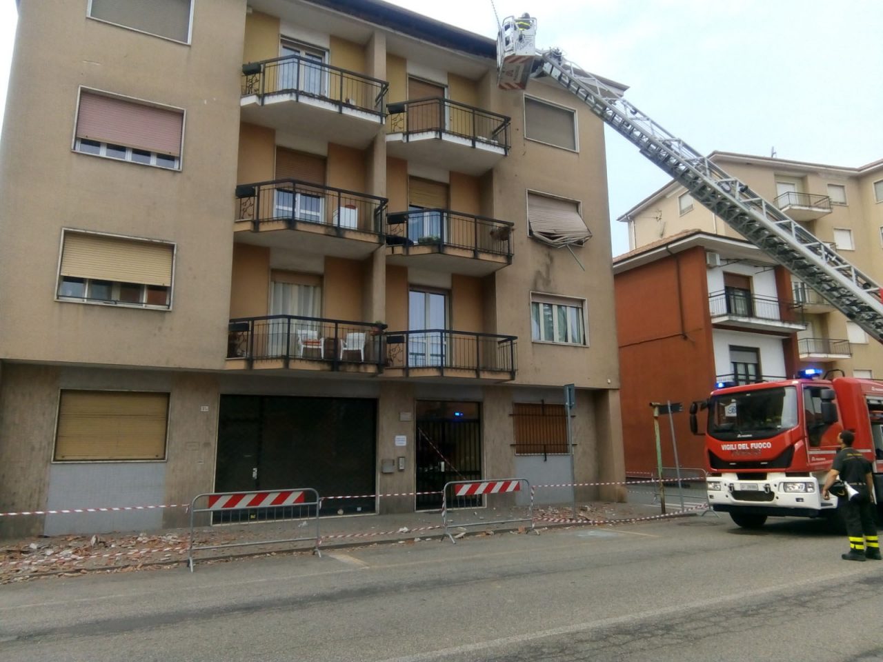 Santhià: crollato spiovente di un tetto