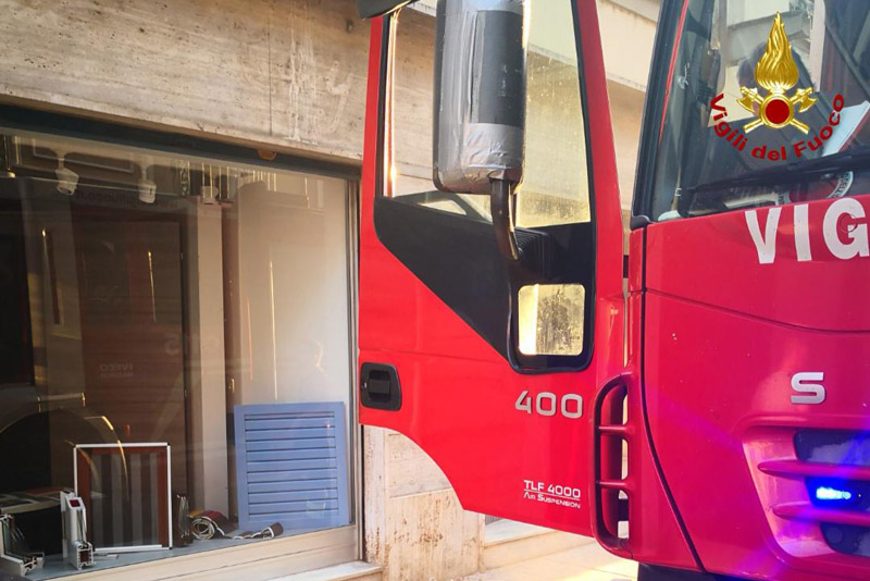 Principio d’incendio in attività commerciale di Vercelli