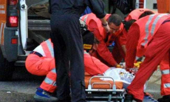 Sesso con la figliastra 13enne, scoperto, si butta dal balcone