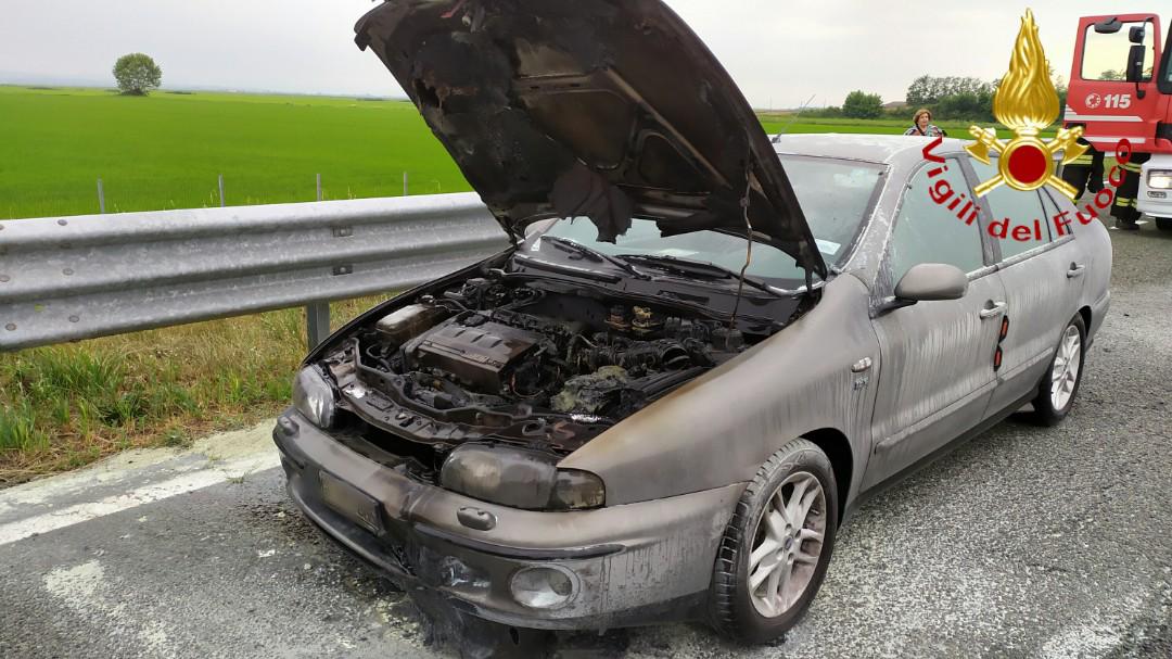 Auto a fuoco in autostrada
