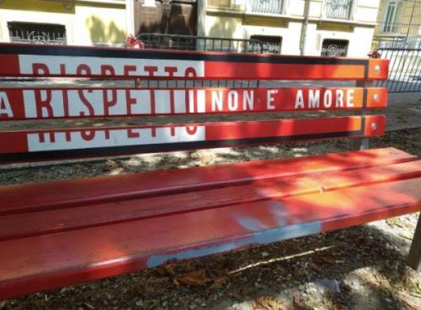 Violenza sulle donne: tra codici e panchine rosse