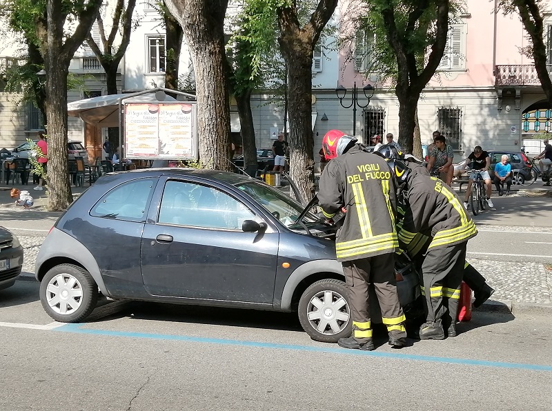 Fumo da un’auto in Viale Garibaldi