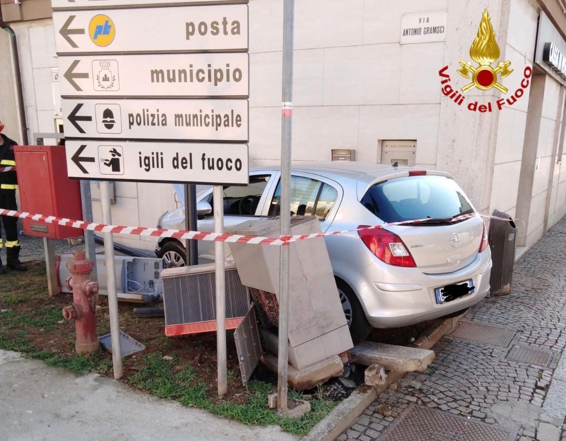Santhià: scontro in corso Nuova Italia