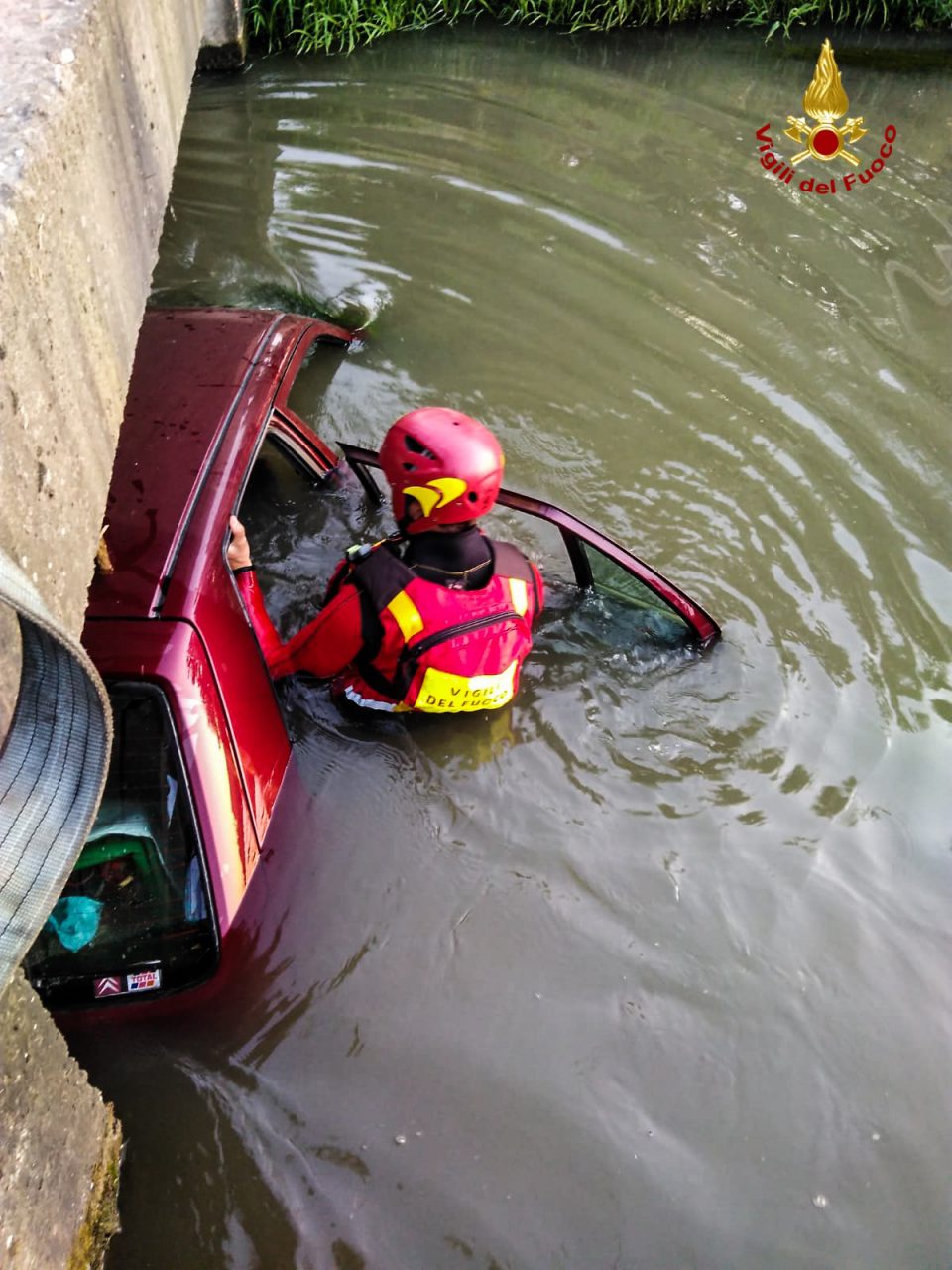 Pezzana: 87enne illeso dopo essere finito in una roggia