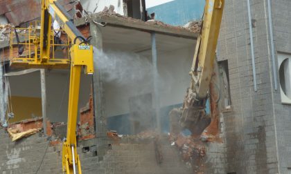 Demolizione Liceo Scientifico Vercelli: i muri si sgretolano