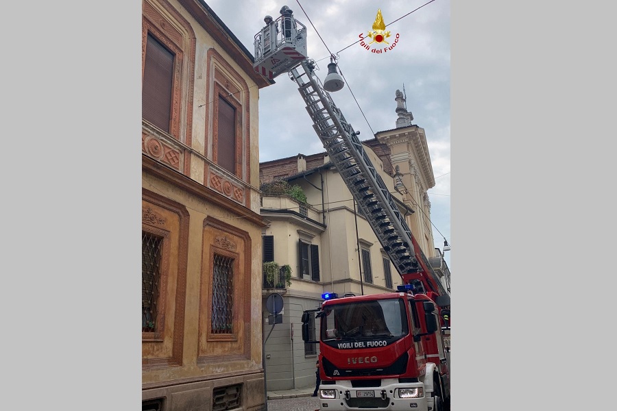 Cornicione pericolante in centro: intervento dei vigili del fuoco