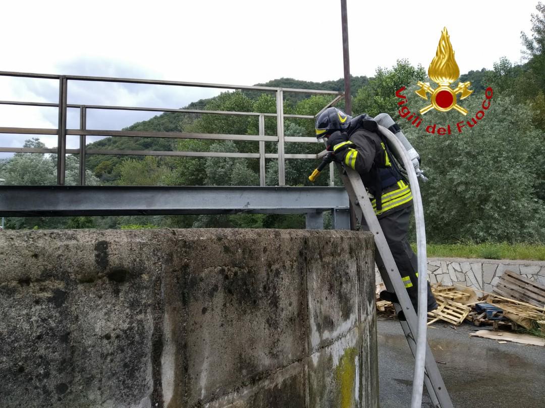 Incendio nel lanificio: paura per il materiale infiammabile