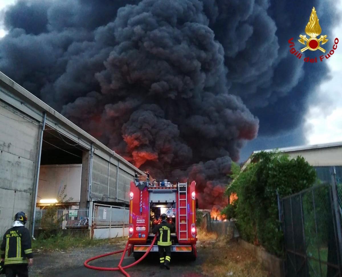 Vasto incendio nel capannone: vigili del fuoco in azione all’alba