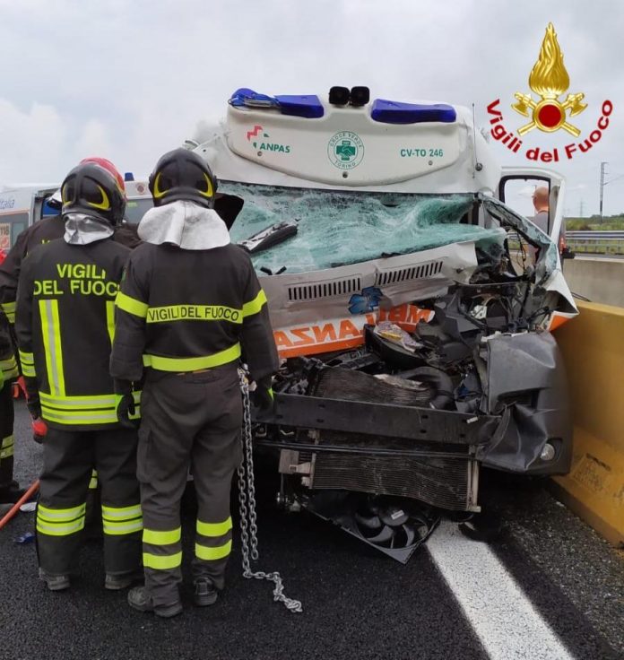 Ambulanza contro camion: due feriti