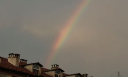 Nel cielo di Vercelli un arcobaleno all'improvviso