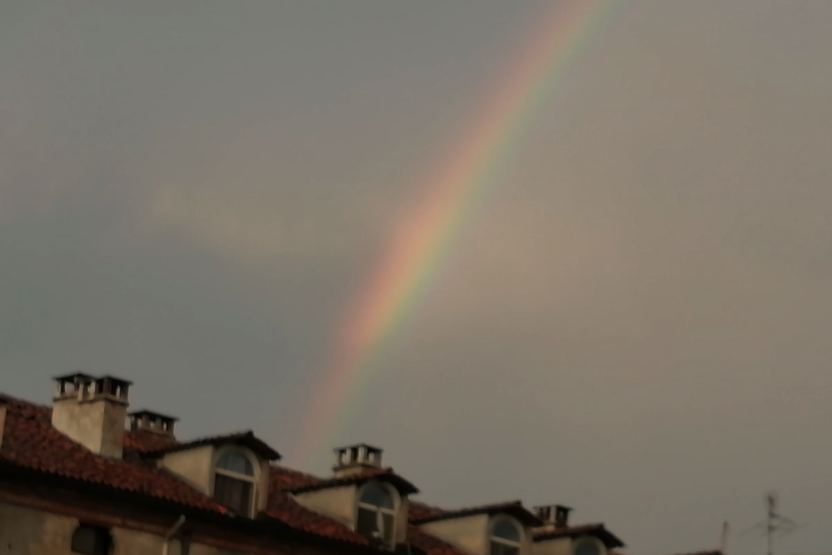 Nel cielo di Vercelli un arcobaleno all’improvviso