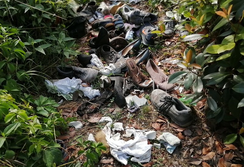 Cimitero di scarpe in Corso Giovanni Paolo II