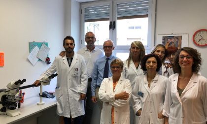 Ail dona microscopio all'ospedale