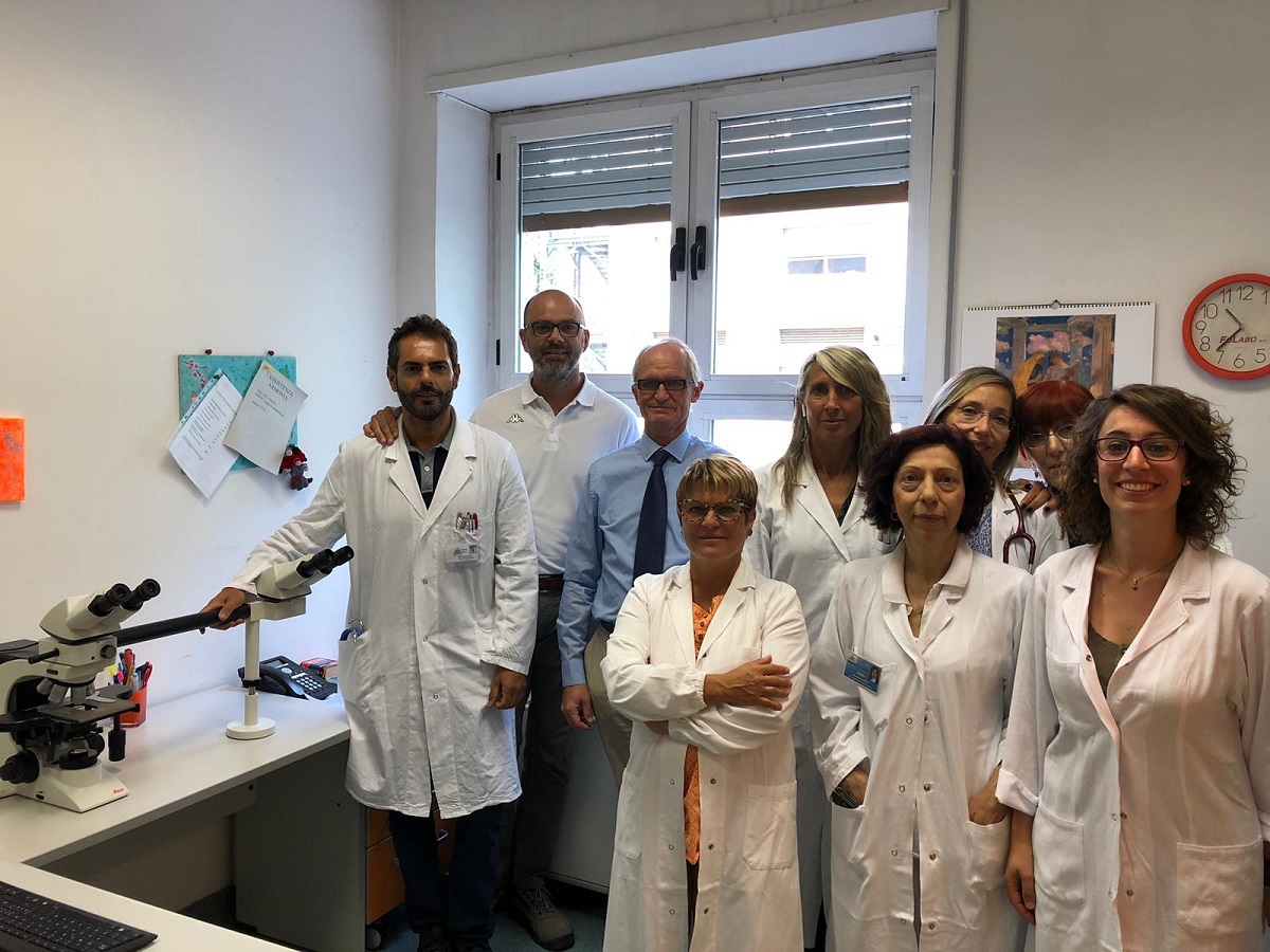 Ail dona microscopio all’ospedale